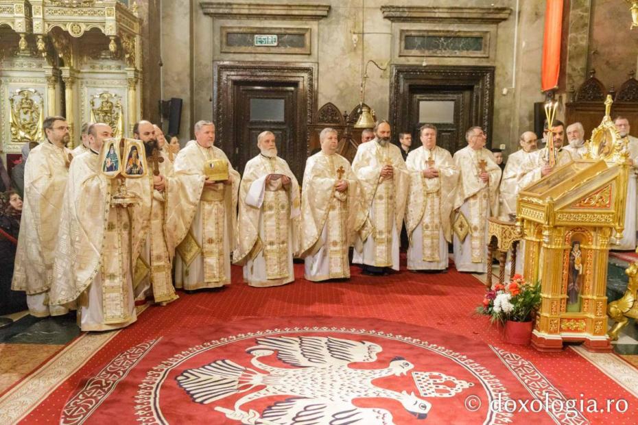 „Troița de arhierei” la Catedrala Mitropolitană: Studenții și profesorii Facultății de Teologie și-au cinstit sfinții ocrotitori / Foto: pr. Silviu Cluci